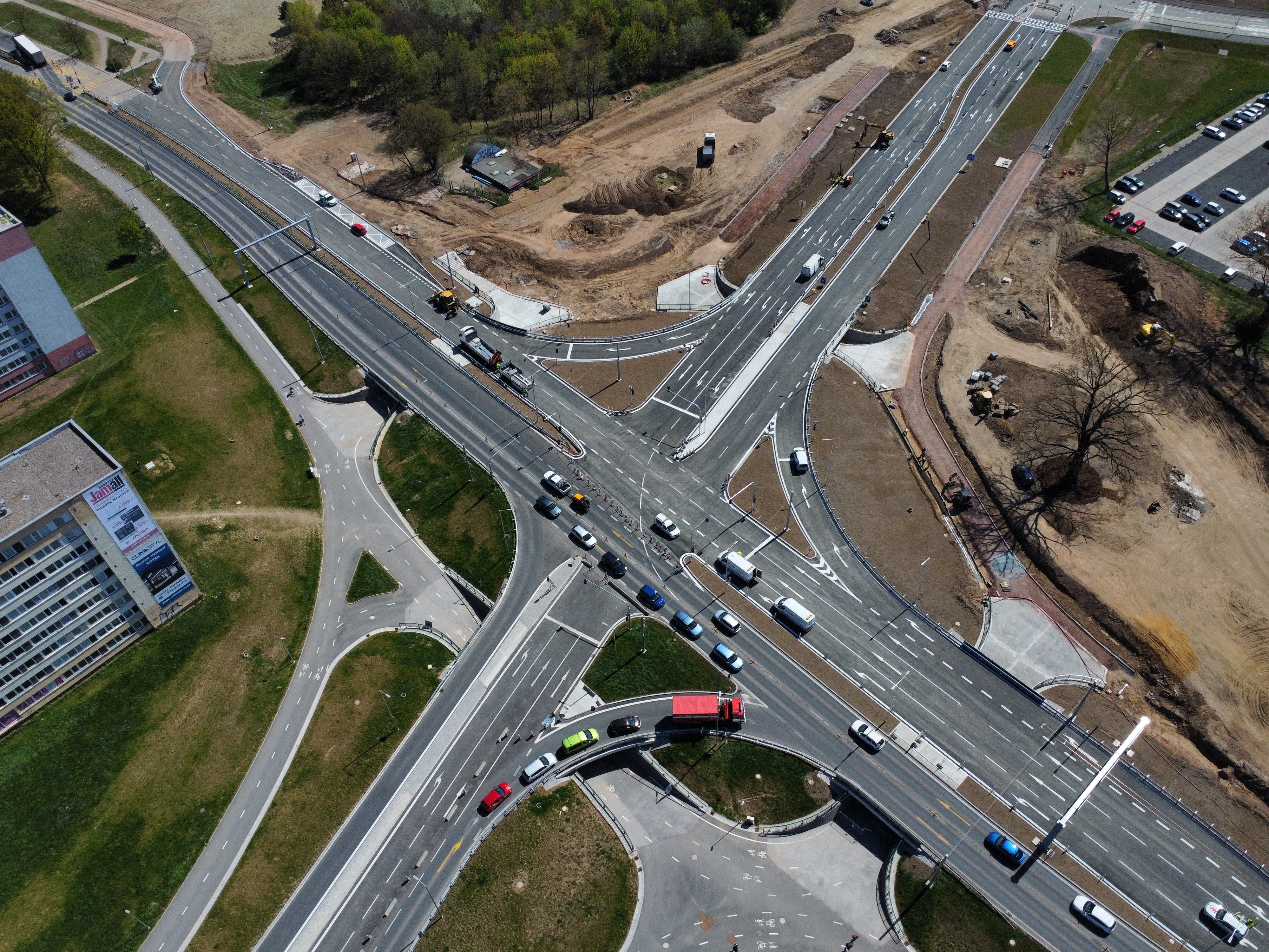       
          Křižovatka Mileta v Hradci Králové otevřena pro řidiče
      