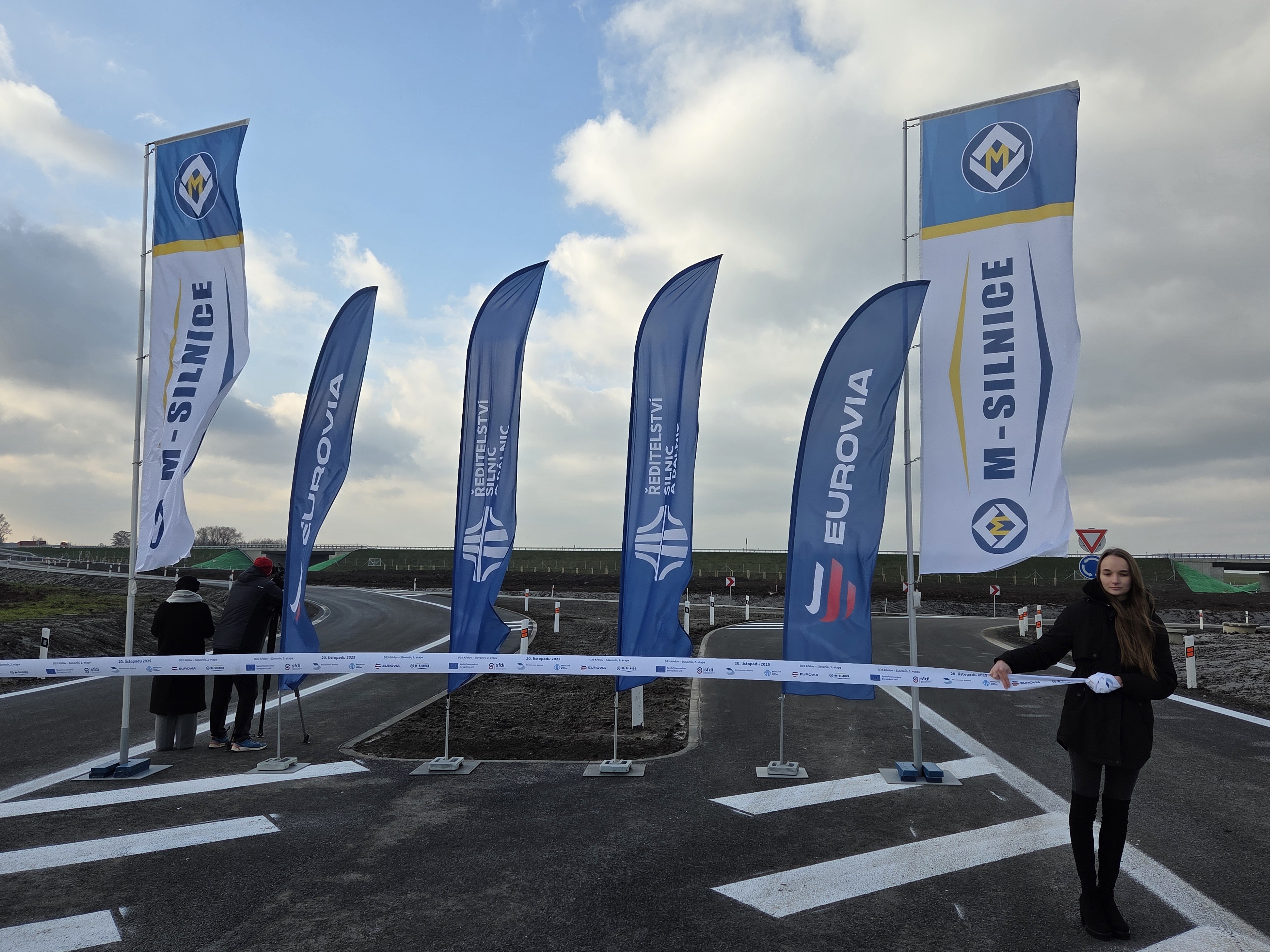       
          Zprovozněný úsek D35 u Olomouce přinese výrazné zlepšení dopravy 
      