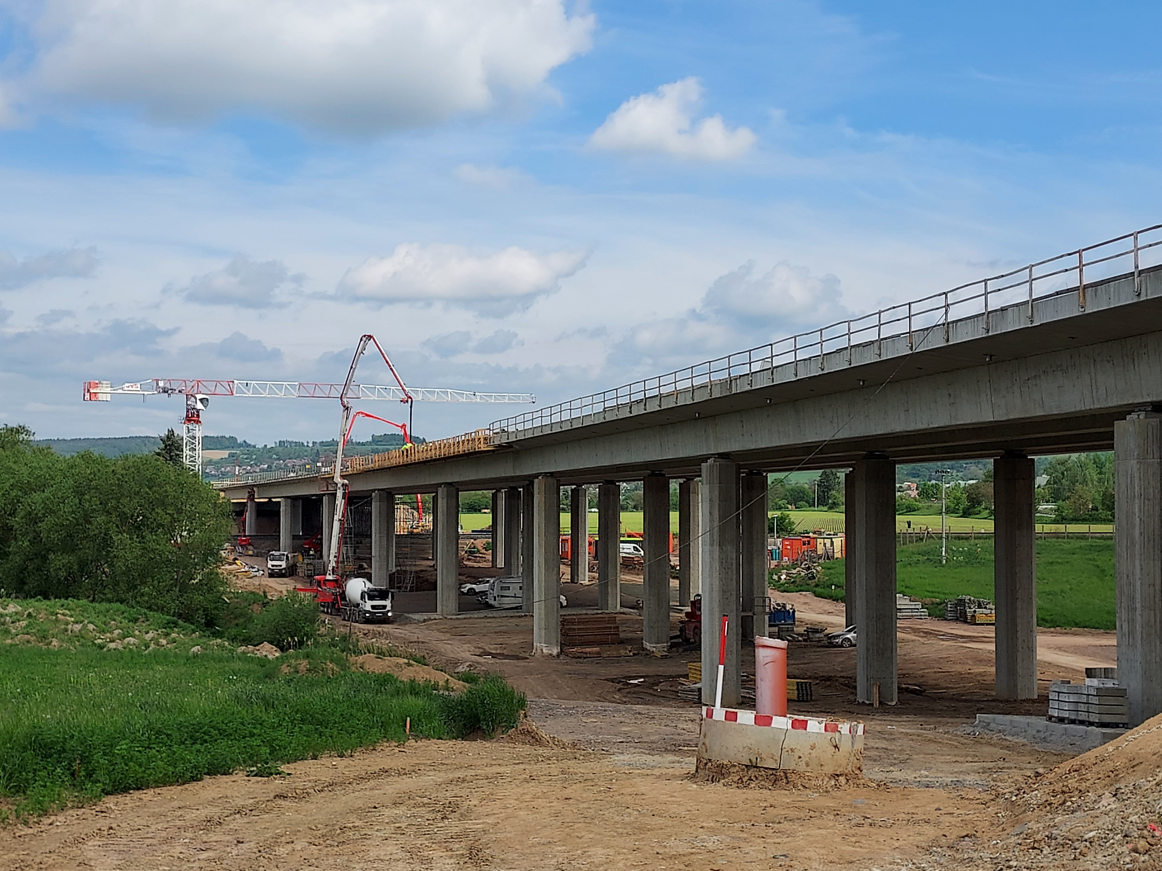 Betonáž poslední etapy mostovky na nejdelším mostě na budovaném úseku dálnice D35 Hořice – Sadová